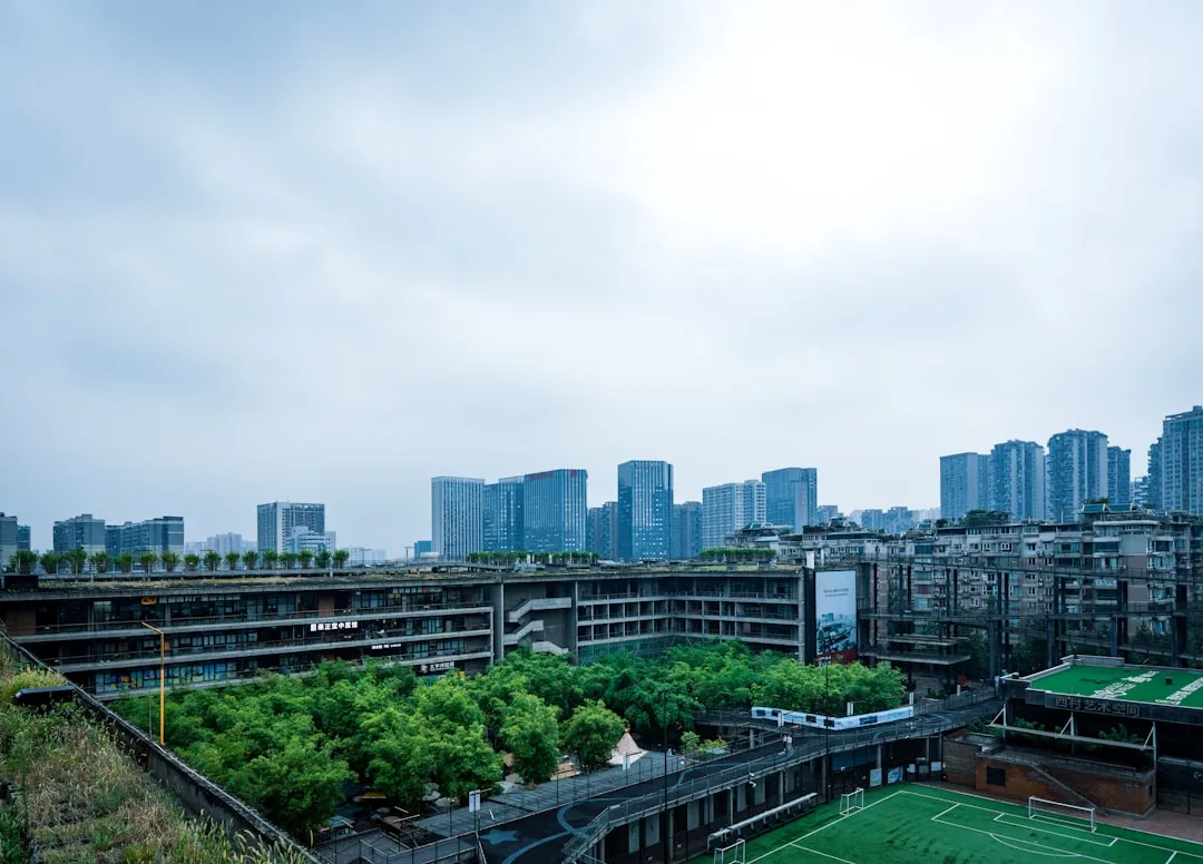 企业短视频制作成本对比：外包与自建团队的优劣分析