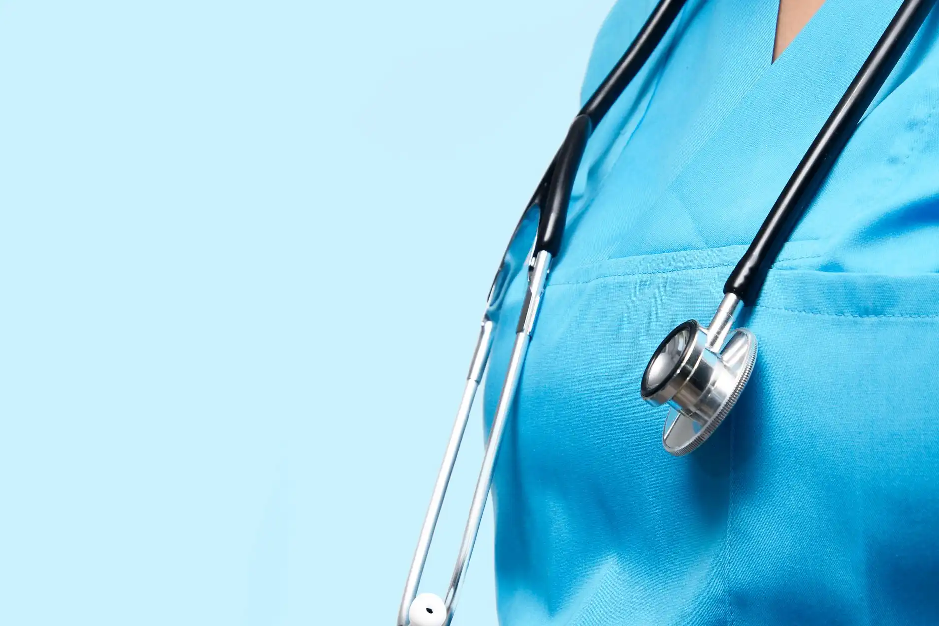 新媒体运营服务对比：含熵广告与行业常规执行方案差异分析